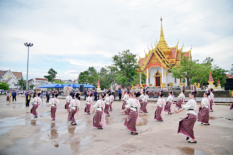 อบจ.อุบลฯ นำคณะนางรำกว่า 100 ชีวิต ร่วมสืบสานวัฒนธรรม งานประเพณีชักพระฯ สุราษฎร์ธานี