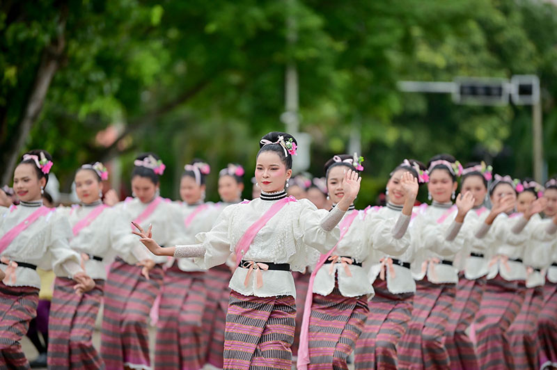 อบจ.อุบลฯ นำคณะนางรำกว่า 100 ชีวิต ร่วมสืบสานวัฒนธรรม งานประเพณีชักพระฯ สุราษฎร์ธานี