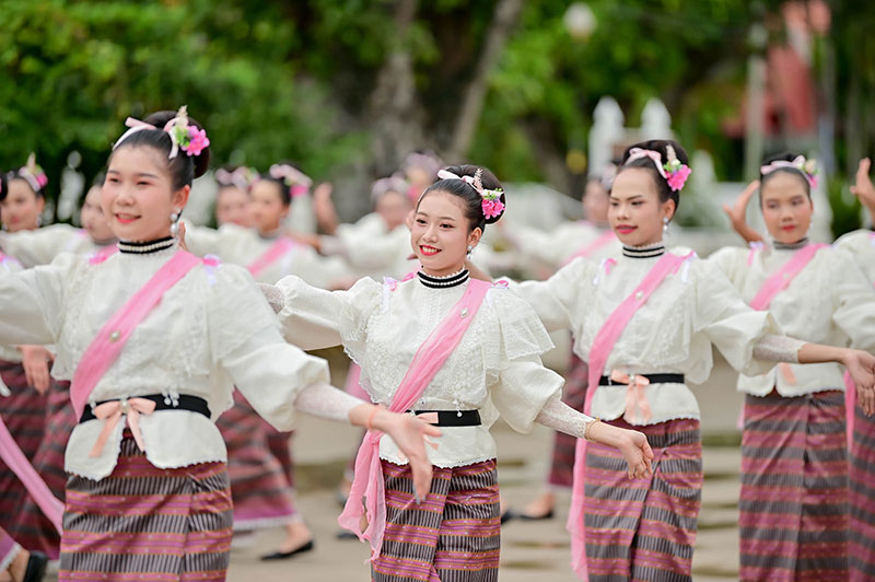 อบจ.อุบลฯ นำคณะนางรำกว่า 100 ชีวิต ร่วมสืบสานวัฒนธรรม งานประเพณีชักพระฯ สุราษฎร์ธานี