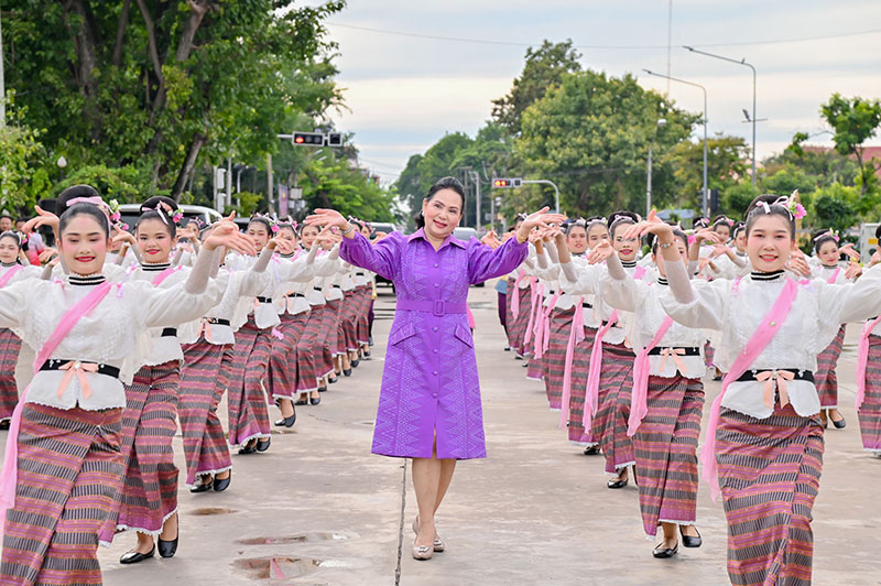 อบจ.อุบลฯ นำคณะนางรำกว่า 100 ชีวิต ร่วมสืบสานวัฒนธรรม งานประเพณีชักพระฯ สุราษฎร์ธานี