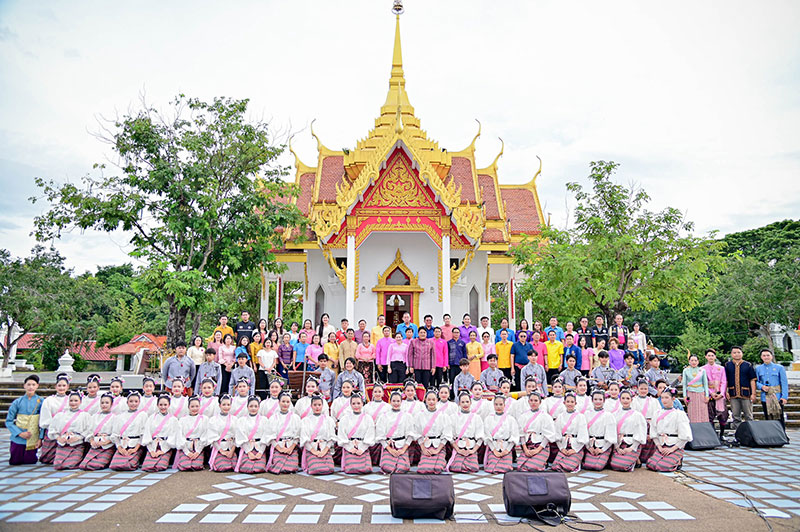 อบจ.อุบลฯ นำคณะนางรำกว่า 100 ชีวิต ร่วมสืบสานวัฒนธรรม งานประเพณีชักพระฯ สุราษฎร์ธานี