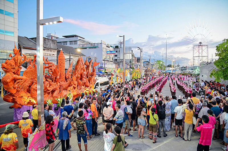 ต้นเทียนพรรษาอุบลฯ ร่วมขบวนแห่การแสดงแสง สี เสียง ประเพณีชักพระ สุราษฎร์ธานี