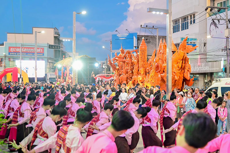 ต้นเทียนพรรษาอุบลฯ ร่วมขบวนแห่การแสดงแสง สี เสียง ประเพณีชักพระ สุราษฎร์ธานี