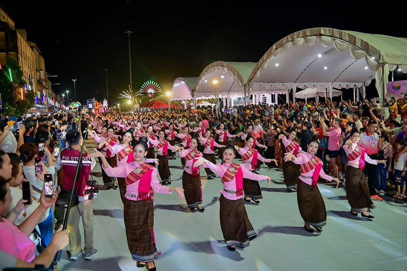 ต้นเทียนพรรษาอุบลฯ ร่วมขบวนแห่การแสดงแสง สี เสียง ประเพณีชักพระ สุราษฎร์ธานี
