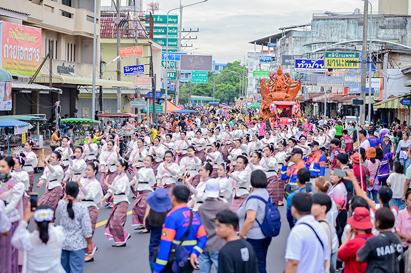 นางรำอุบลฯ กว่า 100 ชีวิต ร่วมขบวนแห่ประเพณีชักพระฯ จังหวัดสุราษฎร์ธานี