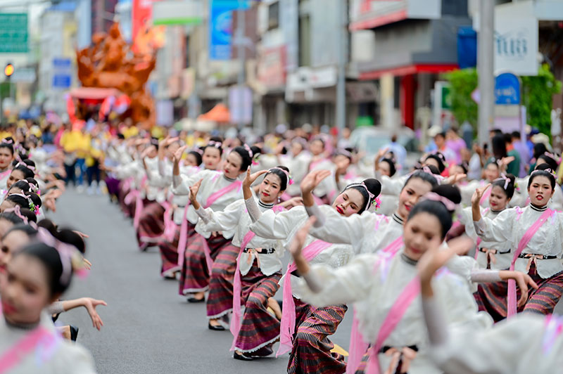 นางรำอุบลฯ กว่า 100 ชีวิต ร่วมขบวนแห่ประเพณีชักพระฯ จังหวัดสุราษฎร์ธานี