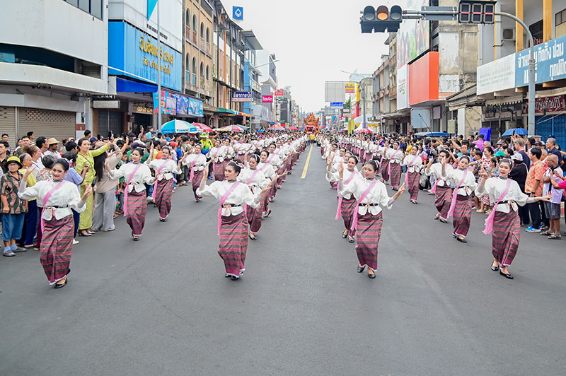 นางรำอุบลฯ กว่า 100 ชีวิต ร่วมขบวนแห่ประเพณีชักพระฯ จังหวัดสุราษฎร์ธานี