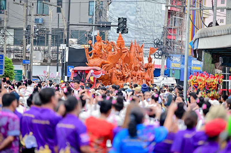 นางรำอุบลฯ กว่า 100 ชีวิต ร่วมขบวนแห่ประเพณีชักพระฯ จังหวัดสุราษฎร์ธานี