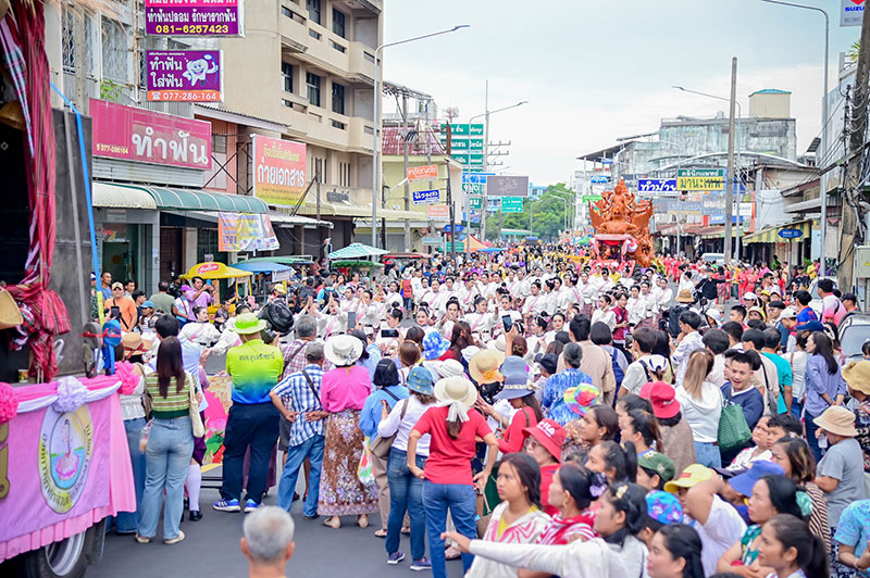 นางรำอุบลฯ กว่า 100 ชีวิต ร่วมขบวนแห่ประเพณีชักพระฯ จังหวัดสุราษฎร์ธานี