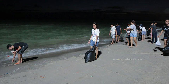 นักศึกษา-อุบล-เก็บขยะชายหาด-05.jpg