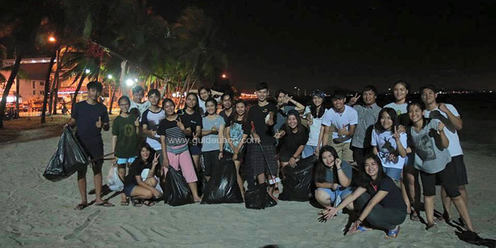 นักศึกษา-อุบล-เก็บขยะชายหาด-04.jpg