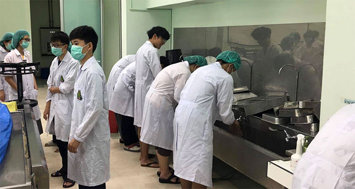 รับและส่ง-ร่างอาจารย์ใหญ่-13.jpg
