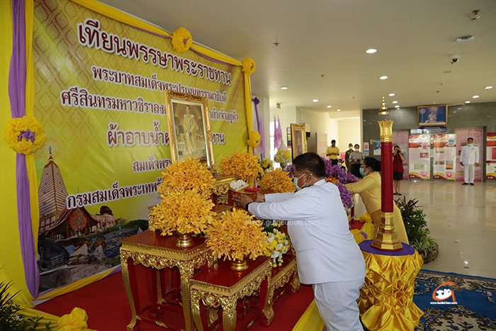 เทียนพรรษา-พระราชทาน-อุบล-05.jpg