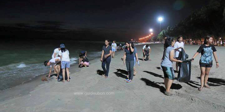 นักศึกษา-อุบล-เก็บขยะชายหาด-02.jpg