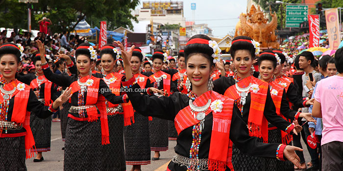 งานแห่เทียน-อุบล-09.jpg