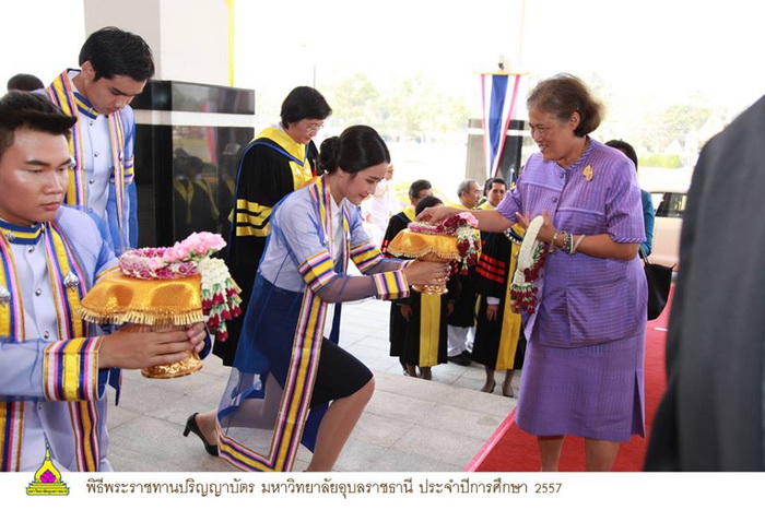 พระแท่น-พระราชทานปริญญาบัตร-อุบล-02.jpg