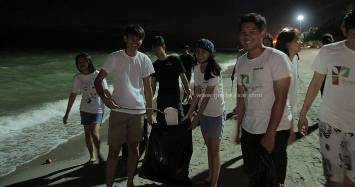 นักศึกษา-อุบล-เก็บขยะชายหาด-03.jpg