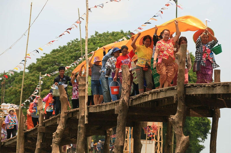 งานสงกรานต์ไทอุบล แห่ดอกไม้ ไหว้หลวงพ่อเงิน 700 ปี