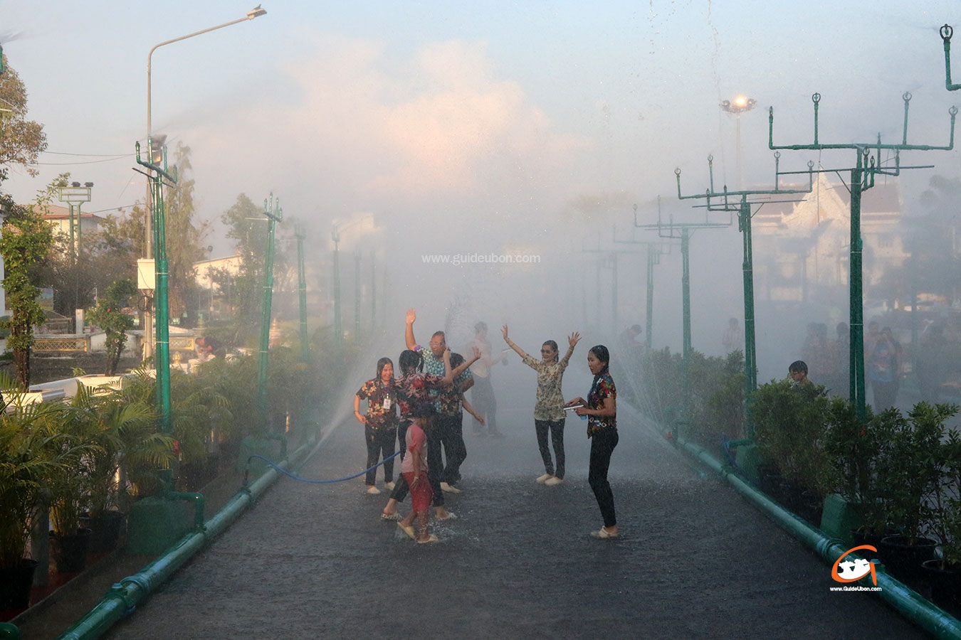 อุบลฯ เปิดงานประเพณีสงกรานต์ ถนนดอกไม้และสายน้ำ ปี 2568