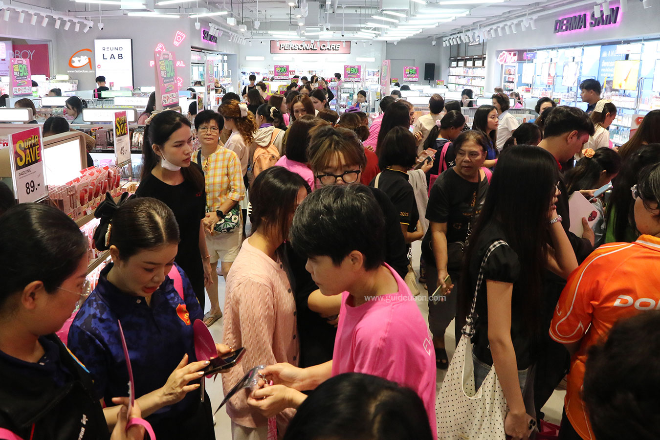 เปิดแล้ว EVEANDBOY สาขาสุนีย์ทาวเวอร์ ลดแรงสูงสุดถึง 70%