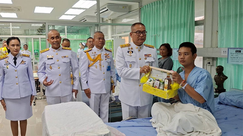 ในหลวงทรงรับผู้บาดเจ็บไว้เป็นคนไข้ ในพระบรมราชานุเคราะห์