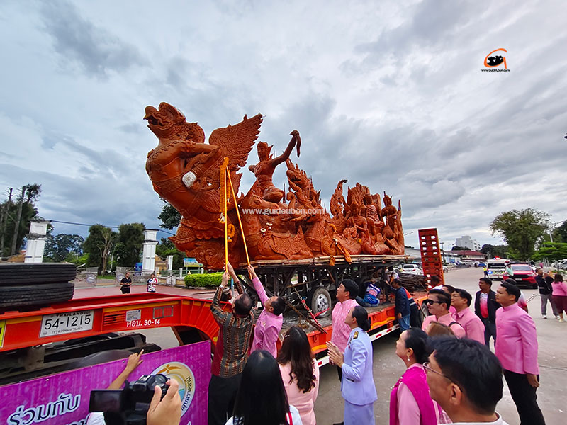 ขบวนเทียนพรรษา อุบลราชธานี พร้อมเดินทางสู่จังหวัดสุราษฎร์ธานีแล้ว 
