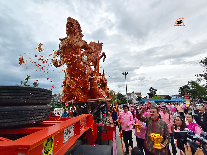 ขบวนเทียนพรรษา อุบลราชธานี พร้อมเดินทางสู่จังหวัดสุราษฎร์ธานีแล้ว 