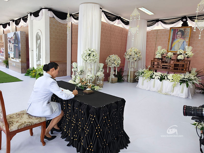 จังหวัดอุบลฯ จัดพิธีลงนามแสดงความไว้อาลัย แด่พระบรมราชชนนีพันปีหลวง