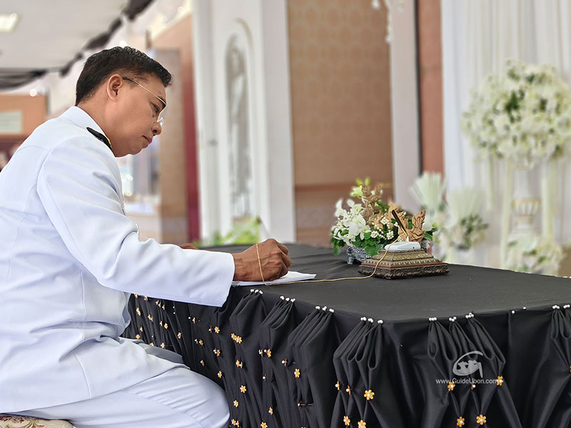 จังหวัดอุบลฯ จัดพิธีลงนามแสดงความไว้อาลัย แด่พระบรมราชชนนีพันปีหลวง
