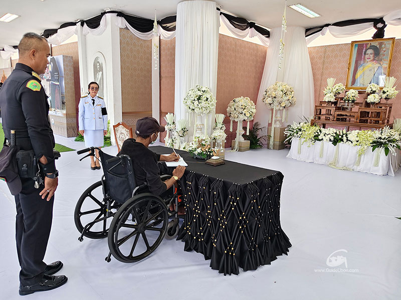 จังหวัดอุบลฯ จัดพิธีลงนามแสดงความไว้อาลัย แด่พระบรมราชชนนีพันปีหลวง