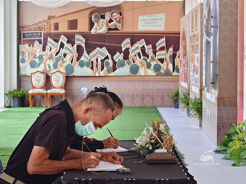 จังหวัดอุบลฯ จัดพิธีลงนามแสดงความไว้อาลัย แด่พระบรมราชชนนีพันปีหลวง