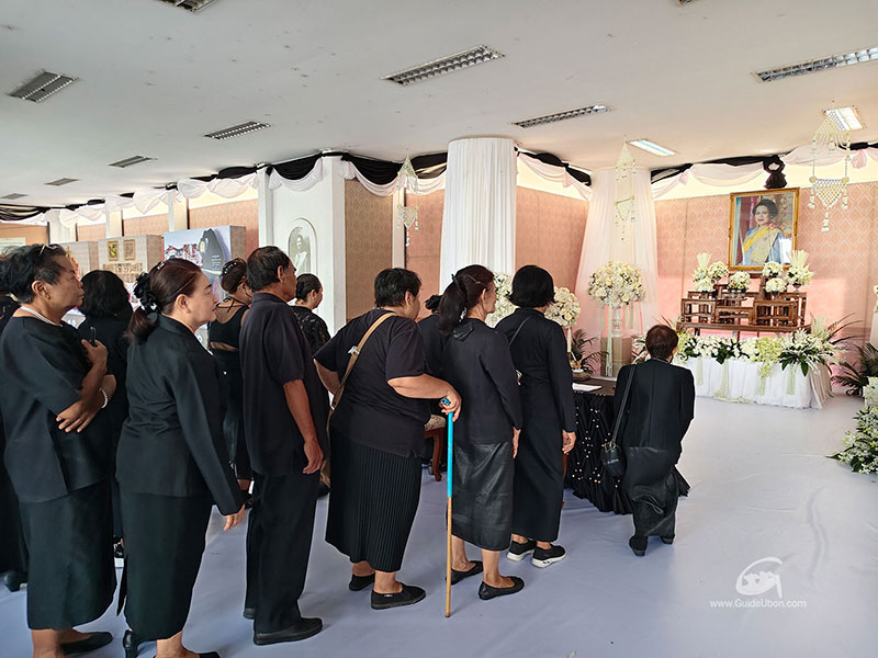 จังหวัดอุบลฯ จัดพิธีลงนามแสดงความไว้อาลัย แด่พระบรมราชชนนีพันปีหลวง