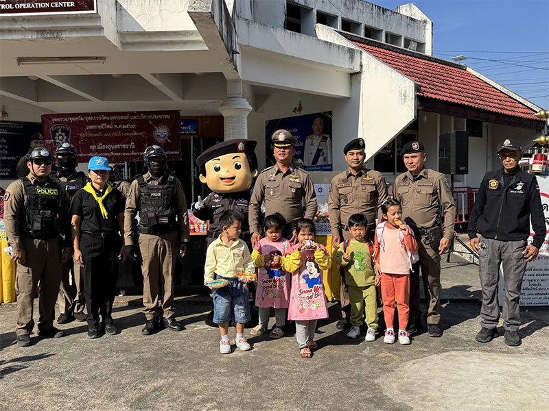 ตำรวจอุบลฯ ทำรถสายตรวจเป็นรถปันสุขติดขนมแจกเด็ก วันเด็กแห่งชาติ 2569
