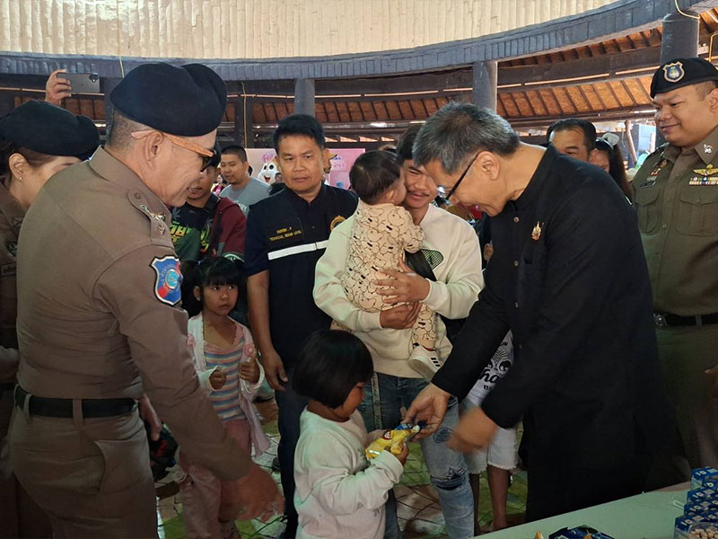ตำรวจอุบลฯ ทำรถสายตรวจเป็นรถปันสุขติดขนมแจกเด็ก วันเด็กแห่งชาติ 2569