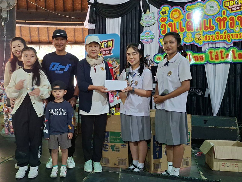 ตำรวจอุบลฯ ทำรถสายตรวจเป็นรถปันสุขติดขนมแจกเด็ก วันเด็กแห่งชาติ 2569