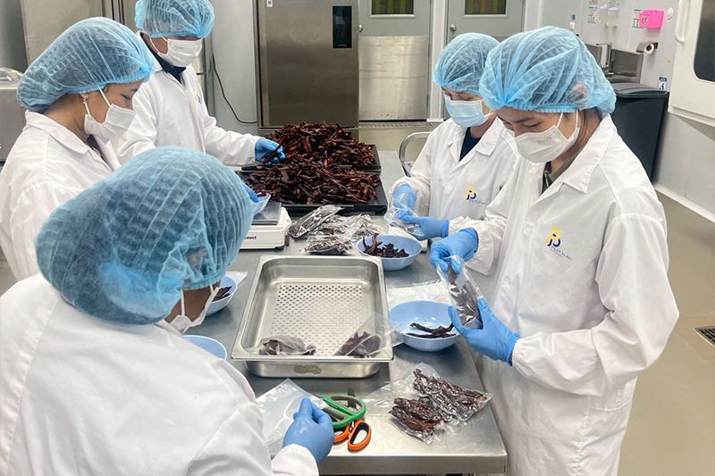 ม.อุบลฯ ส่งมอบหมูแดดเดียว สนับสนุนทหารกล้าชายแดนไทย-กัมพูชา