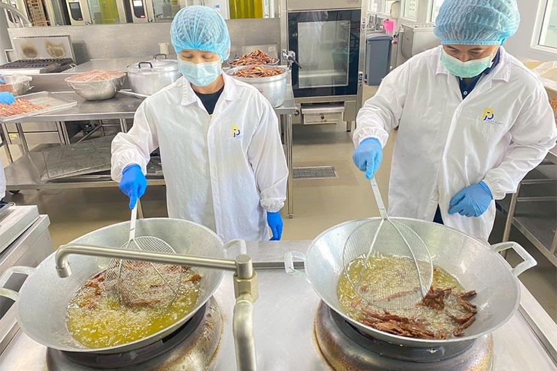 ม.อุบลฯ ส่งมอบหมูแดดเดียว สนับสนุนทหารกล้าชายแดนไทย-กัมพูชา