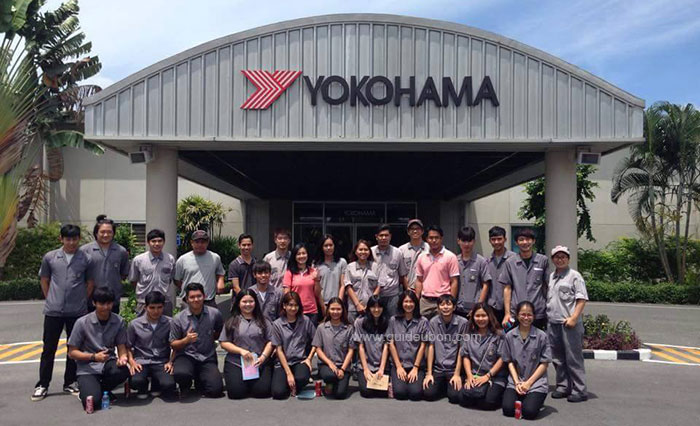 นศ.ม.อุบลฯ จิตอาสารักษ์สิ่งแวดล้อมเก็บขยะริมหาดทะเล หลังศึกษาดูงาน