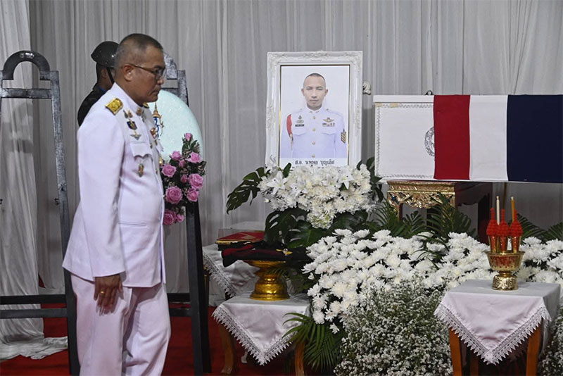 อัญเชิญพวงมาลาพระราชทาน วางหน้าหีบศพสิบเอก นพพล บุญเลิศ