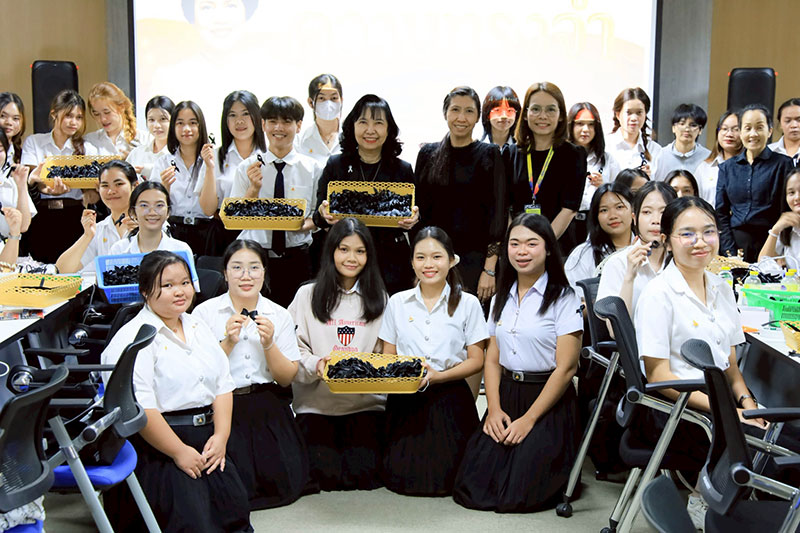ม.อุบลฯ พร้อมใจจิตอาสาร่วมทำริบบิ้นดำ ถวายความอาลัย