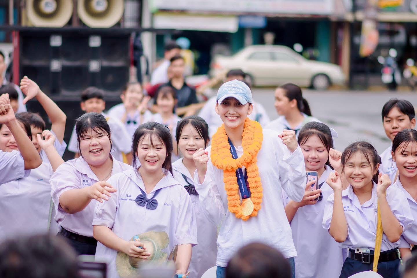 ชาวอุบลฯ ต้อนรับ น้องไก่ นักกีฬาวอลเลย์บอลหญิงทีมชาติไทย เดินทางกลับภูมิลำเนา