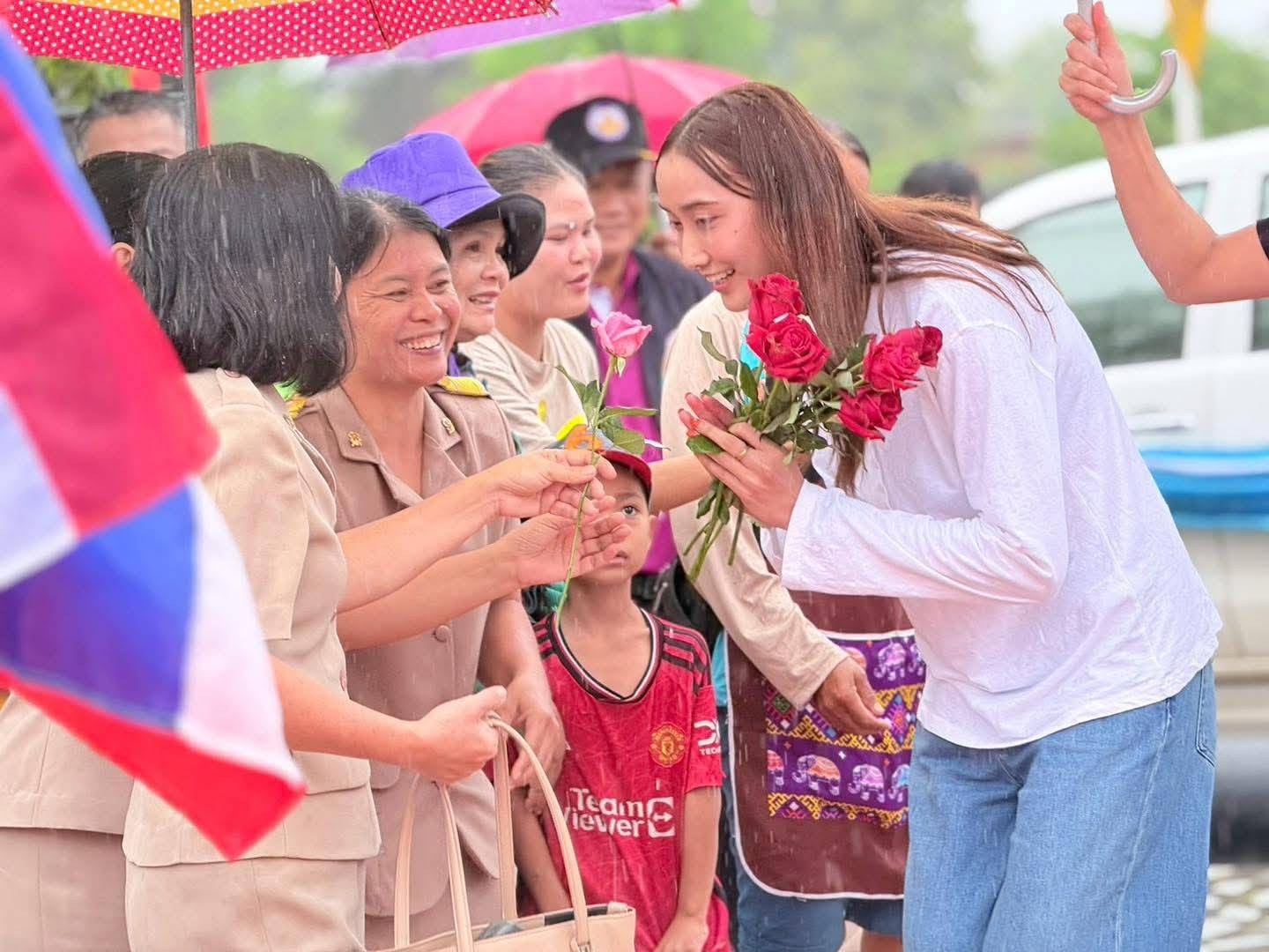 ชาวอุบลฯ ต้อนรับ น้องไก่ นักกีฬาวอลเลย์บอลหญิงทีมชาติไทย เดินทางกลับภูมิลำเนา
