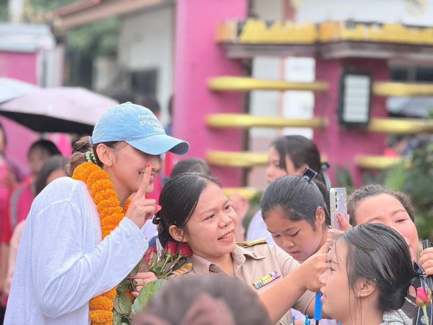 ชาวอุบลฯ ต้อนรับ น้องไก่ นักกีฬาวอลเลย์บอลหญิงทีมชาติไทย เดินทางกลับภูมิลำเนา