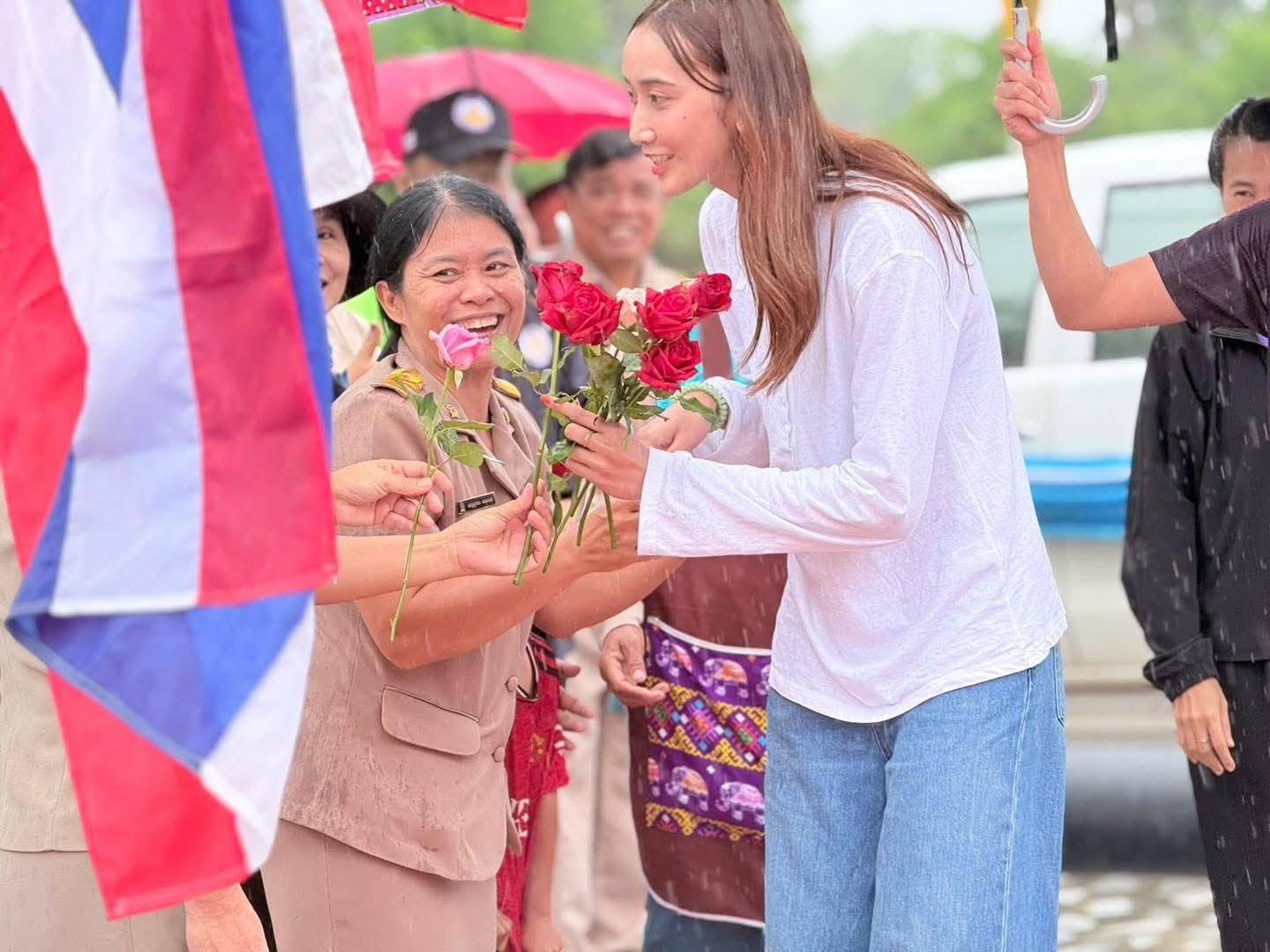 ชาวอุบลฯ ต้อนรับ น้องไก่ นักกีฬาวอลเลย์บอลหญิงทีมชาติไทย เดินทางกลับภูมิลำเนา