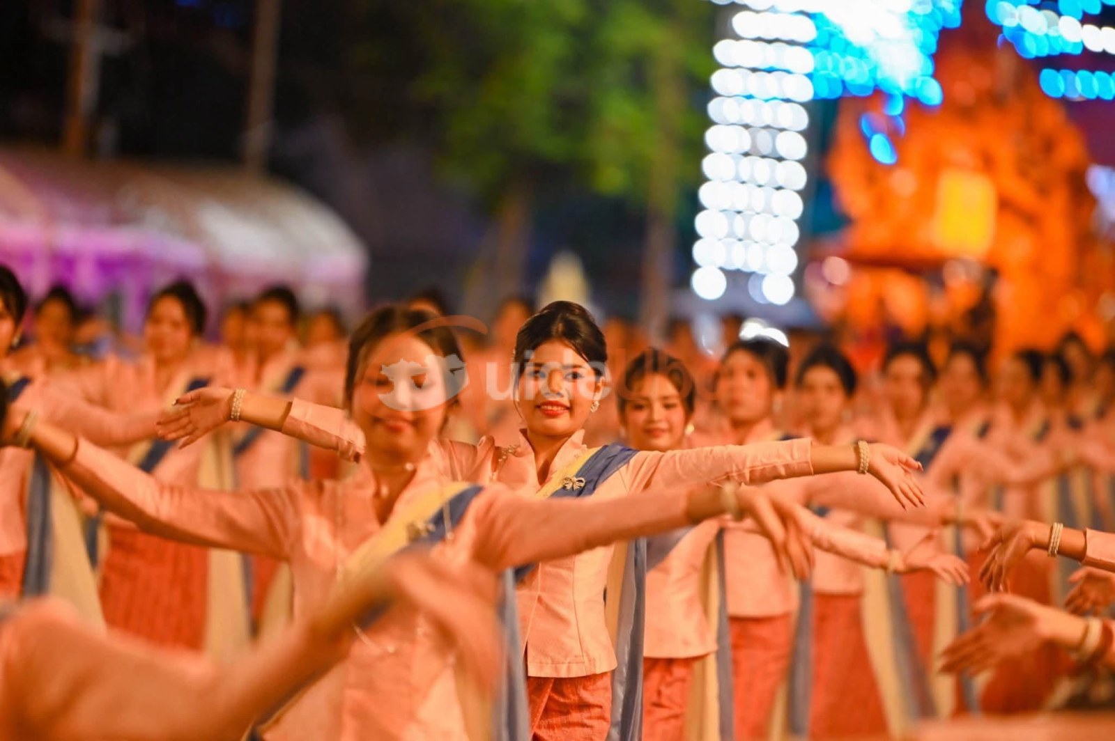 อบจ.อุบลฯ นำต้นเทียนพรรษา–นางรำ–วงโปงลาง ร่วมงานประเพณีชักพระสุราษฎร์ธานี