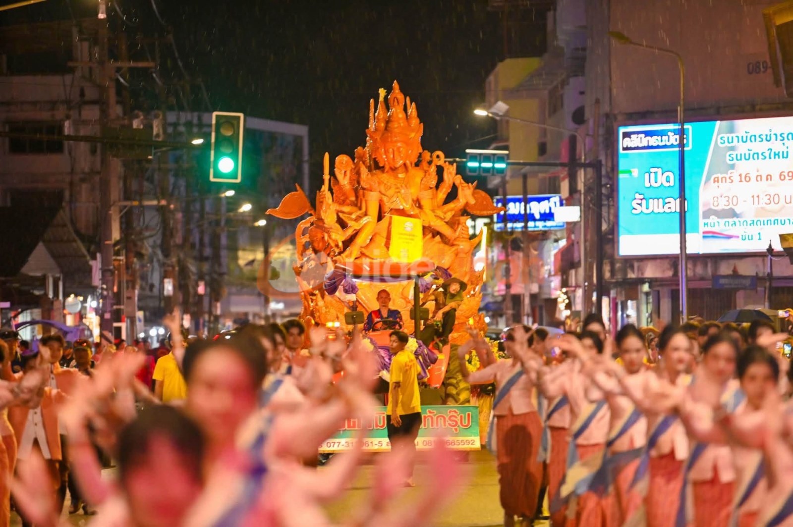 อบจ.อุบลฯ นำต้นเทียนพรรษา–นางรำ–วงโปงลาง ร่วมงานประเพณีชักพระสุราษฎร์ธานี