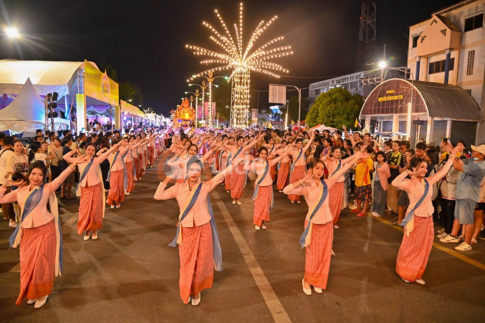 อบจ.อุบลฯ นำต้นเทียนพรรษา–นางรำ–วงโปงลาง ร่วมงานประเพณีชักพระสุราษฎร์ธานี