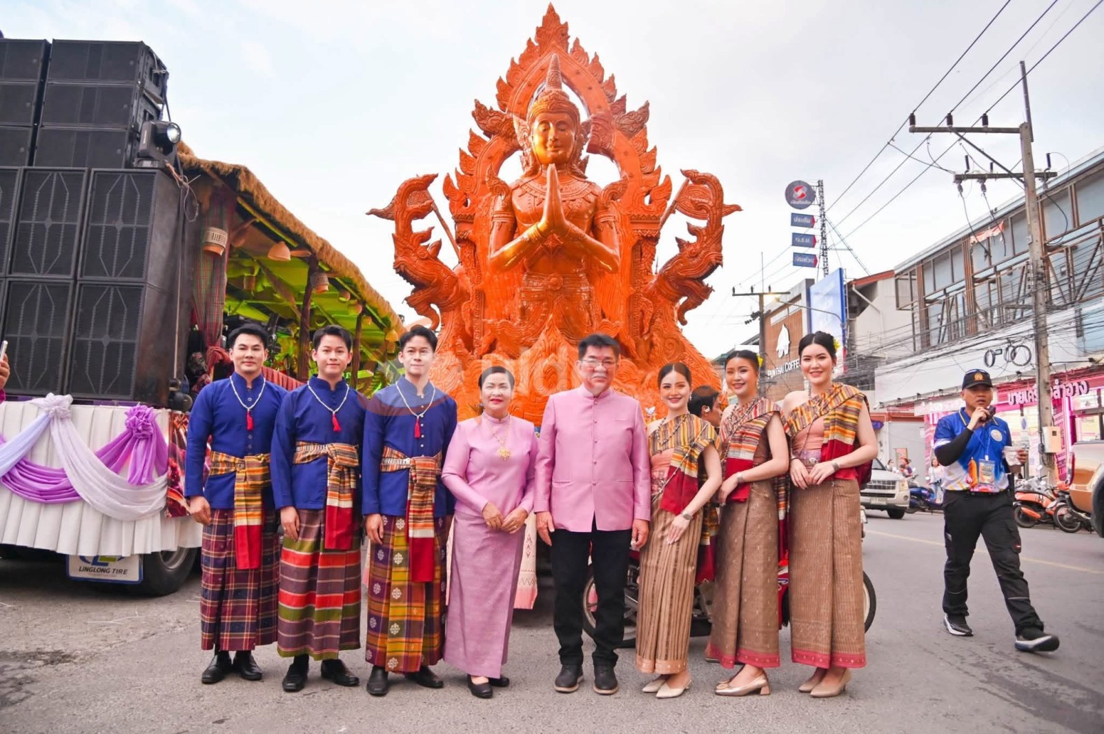 อบจ.อุบลฯ นำต้นเทียนพรรษา–นางรำ–วงโปงลาง ร่วมงานประเพณีชักพระสุราษฎร์ธานี