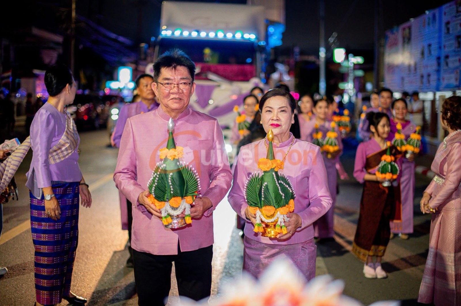 อบจ.อุบลฯ นำต้นเทียนพรรษา–นางรำ–วงโปงลาง ร่วมงานประเพณีชักพระสุราษฎร์ธานี