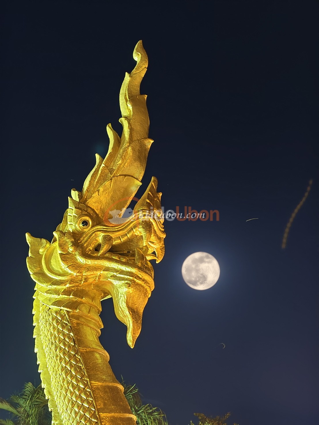 ตระการตาออกพรรษานครอุบลฯ เรือไฟ–พลุ สว่างแม่น้ำมูล